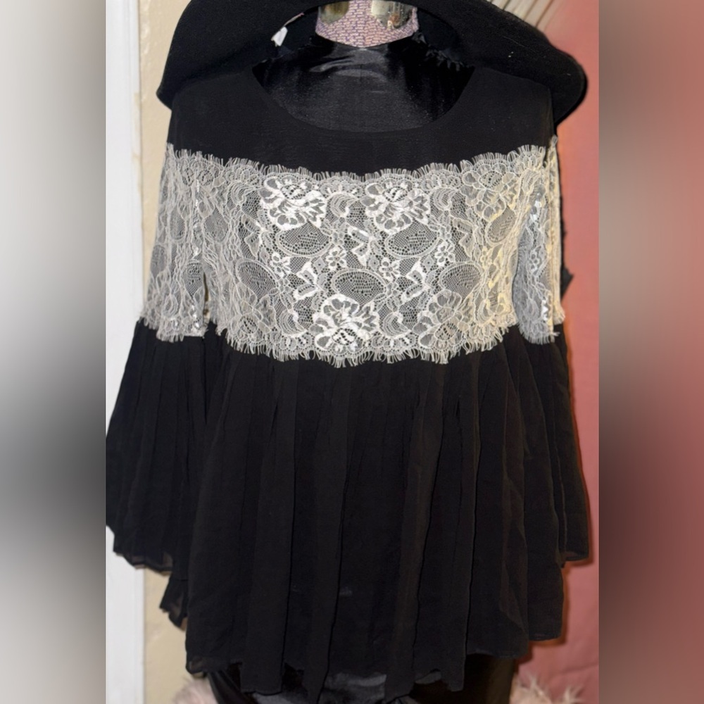 Chic Cato Pleated Accordion Blouse with Floral Lace 🖤✨Size XS